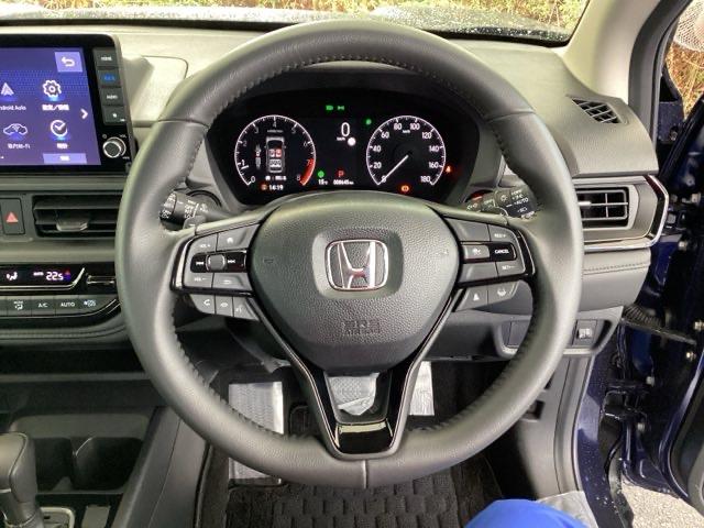 �{�v�n���h���̌��ɂ͂V���p�h���V�t�g������܂��B�w��ő��鎖�ŁA�}�j���A���Ԋ��o�̃V�t�g�`�F���W���y���߂܂��B�܂��A�E�ɃN���[�Y�R���g���[���A���ɃI�[�f�B�I�����R���X�C�b�`������܂��B