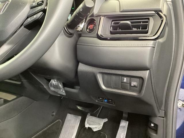 �����ɍ����ŕ֗��Ȃd�s�b������A�������h���u�r�`�Ȃǂ̃X�C�b�`�́A�^�]�Ȃ̉E���A��̓͂��₷���ʒu�ɂ���܂��B