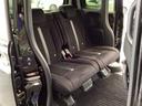 ホンダ車の低床ボディは、チャイルドシートへのお子さまの乗降や荷物の積載もスムーズ。後席にも左右分離式のアームレストがついております。ゆっくりおくつろぎいただけます。