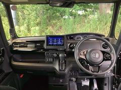 フロントガラスが大きく、ワイドな視界で運転もしやすくなるように、設計されています。 3