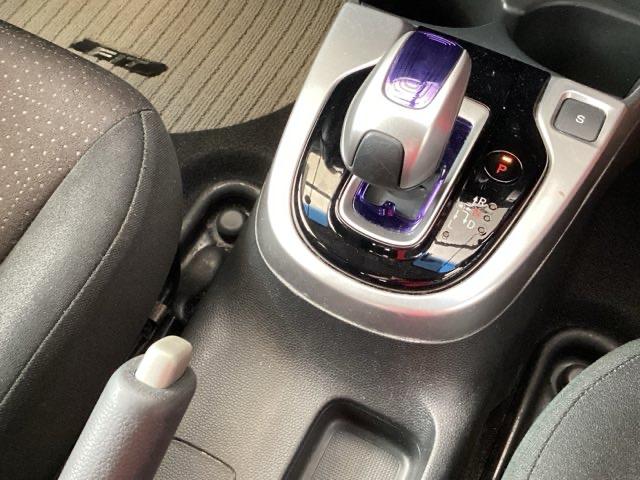 フィットハイブリッド Ｆパッケージ　純正ナビ　フルセグ　リアカメラ　地デジＴＶ　盗難警報装置　ＡＵＴＯエアコン　助手席エアバック　ＥＣＯＮ　ＥＴＣ付き　リヤカメラ　ＵＳＢ　ＡＢＳ付　ＤＶＤ視聴　横滑り防止システム　キーレスエントリー（15枚目）