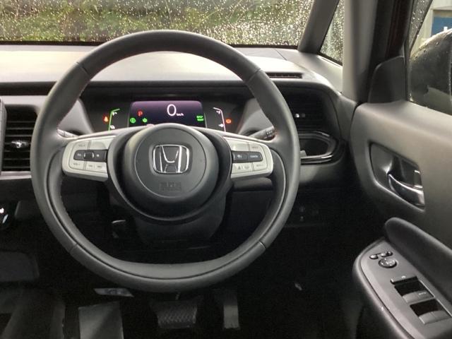 フィット e:HEVホーム20周年特別仕様車カーサ メモリーナビ ドラレコ リアカメラ DVD シートヒーター 横滑り防止装置 フルセグ LEDヘッドライト ドライブレコーダー スマキー オートクルーズコントロール サイドエアバック 記録簿 AAC(3枚目)