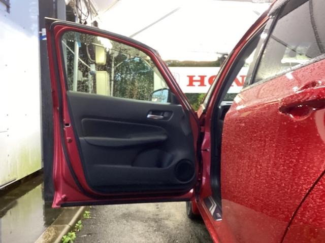 フィット e:HEVホーム20周年特別仕様車カーサ メモリーナビ ドラレコ リアカメラ DVD シートヒーター 横滑り防止装置 フルセグ LEDヘッドライト ドライブレコーダー スマキー オートクルーズコントロール サイドエアバック 記録簿 AAC(27枚目)