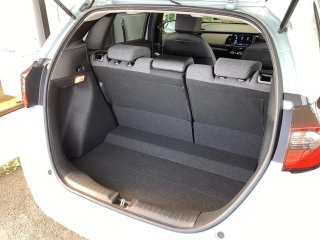 フィット e:HEVホーム 純正メモリーナビ ドラレコ リアカメラ 前後誤発進抑制機能 クリソナ 助手席エアバッグ 運転席エアバッグ アイドリングストップ LEDライト USB接続 バックカメラ ABS サイドエアバッグ 記録簿(18枚目)