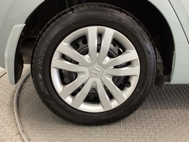 フィット e:HEVホーム 純正メモリーナビ ドラレコ リアカメラ 前後誤発進抑制機能 クリソナ 助手席エアバッグ 運転席エアバッグ アイドリングストップ LEDライト USB接続 バックカメラ ABS サイドエアバッグ 記録簿(21枚目)