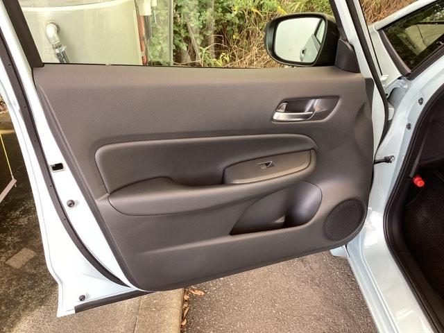 フィット e:HEVホーム 純正メモリーナビ ドラレコ リアカメラ 前後誤発進抑制機能 クリソナ 助手席エアバッグ 運転席エアバッグ アイドリングストップ LEDライト USB接続 バックカメラ ABS サイドエアバッグ 記録簿(32枚目)