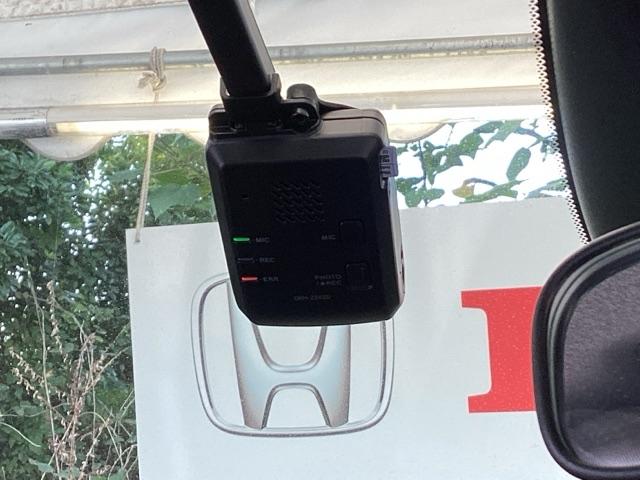 フィット e:HEVホーム 純正メモリーナビ ドラレコ リアカメラ 前後誤発進抑制機能 クリソナ 助手席エアバッグ 運転席エアバッグ アイドリングストップ LEDライト USB接続 バックカメラ ABS サイドエアバッグ 記録簿(50枚目)