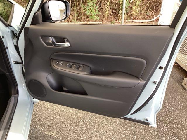 フィット e:HEVホーム 純正メモリーナビ ドラレコ リアカメラ 前後誤発進抑制機能 クリソナ 助手席エアバッグ 運転席エアバッグ アイドリングストップ LEDライト USB接続 バックカメラ ABS サイドエアバッグ 記録簿(52枚目)