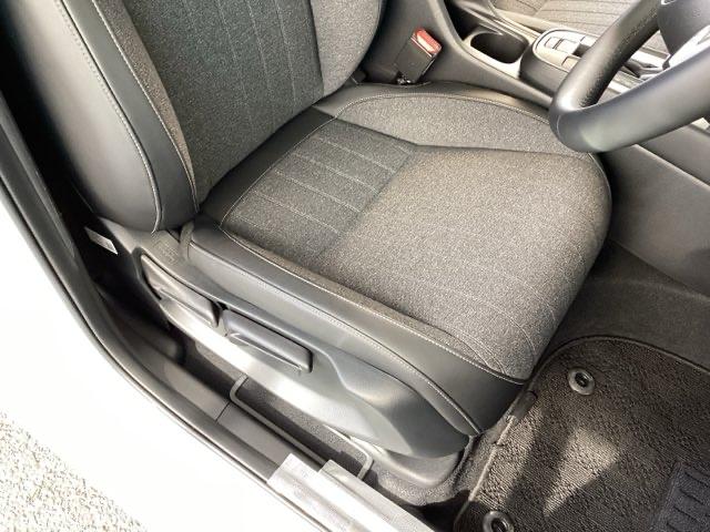 フィット e:HEVホーム 純正メモリーナビ ドラレコ リアカメラ 前後誤発進抑制機能 クリソナ 助手席エアバッグ 運転席エアバッグ アイドリングストップ LEDライト USB接続 バックカメラ ABS サイドエアバッグ 記録簿(57枚目)