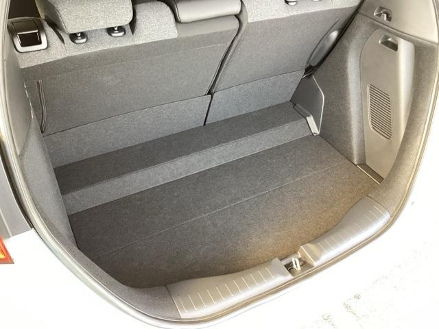 フィット e:HEVホーム 純正メモリーナビ ドラレコ リアカメラ 前後誤発進抑制機能 クリソナ 助手席エアバッグ 運転席エアバッグ アイドリングストップ LEDライト USB接続 バックカメラ ABS サイドエアバッグ 記録簿(65枚目)