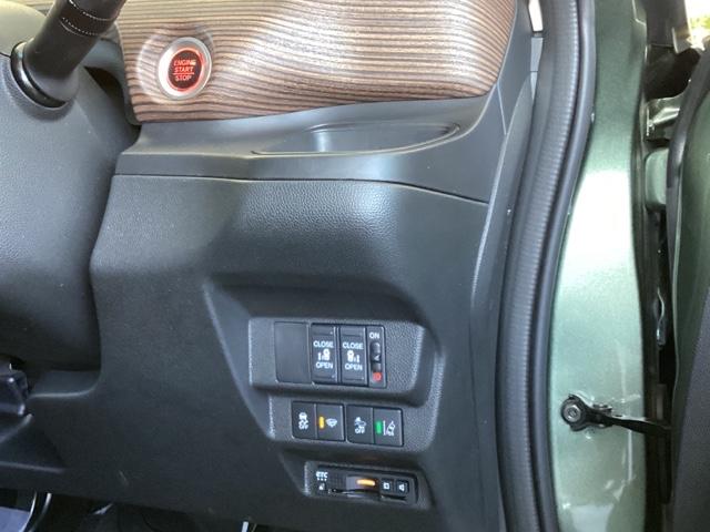 フリード クロスター・ホンダセンシング メモリーナビ ドラレコ ETC 両PSD USBポート 地デジ エアバック Iストップ VSA リヤカメラ 3列シート 整備記録簿 DVD再生 ウォークスルー イモビライザー キーフリー パワステ(17枚目)