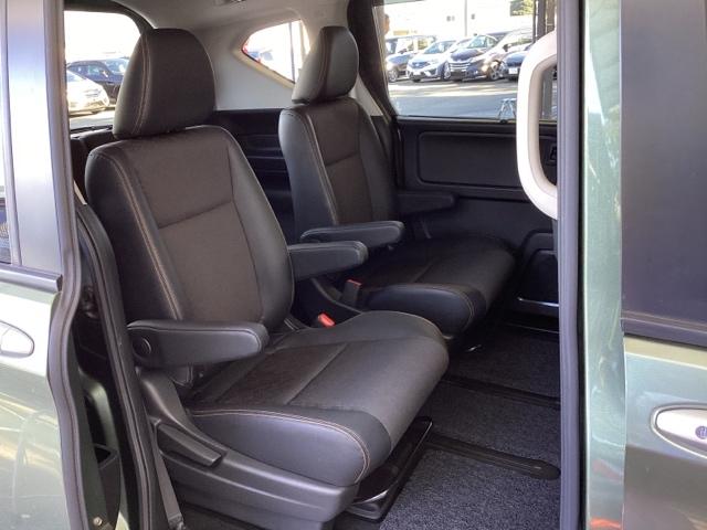 フリード クロスター・ホンダセンシング メモリーナビ ドラレコ ETC 両PSD USBポート 地デジ エアバック Iストップ VSA リヤカメラ 3列シート 整備記録簿 DVD再生 ウォークスルー イモビライザー キーフリー パワステ(19枚目)