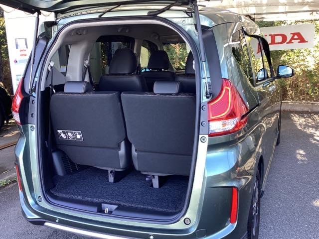 フリード クロスター・ホンダセンシング メモリーナビ ドラレコ ETC 両PSD USBポート 地デジ エアバック Iストップ VSA リヤカメラ 3列シート 整備記録簿 DVD再生 ウォークスルー イモビライザー キーフリー パワステ(20枚目)