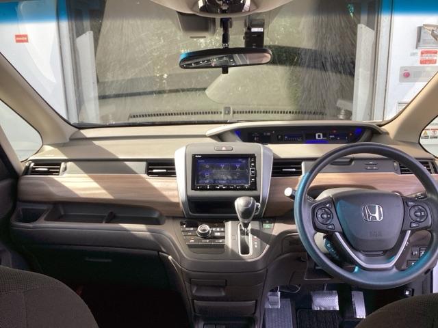 フリード＋ Ｇ・ホンダセンシング　純正ナビ　フルセグ　リアカメラ　プリクラッシュ　Ｂモニター　両側オートスライドドア　パワーウインド　スマートキー　両席エアバック　ＰＳ　アイドリングＳ　盗難警報装置　クルコン　横滑り防止機能　ＤＶＤ（3枚目）