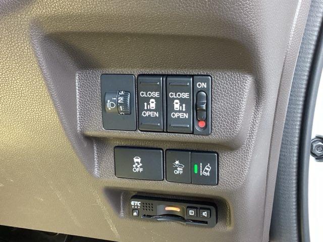 フリード＋ Ｇ・ホンダセンシング　純正ナビ　フルセグ　リアカメラ　プリクラッシュ　Ｂモニター　両側オートスライドドア　パワーウインド　スマートキー　両席エアバック　ＰＳ　アイドリングＳ　盗難警報装置　クルコン　横滑り防止機能　ＤＶＤ（16枚目）