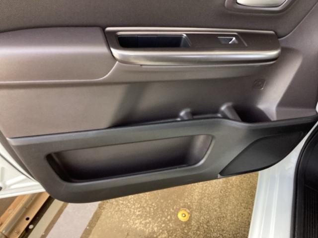 フリード＋ Ｇ・ホンダセンシング　純正ナビ　フルセグ　リアカメラ　プリクラッシュ　Ｂモニター　両側オートスライドドア　パワーウインド　スマートキー　両席エアバック　ＰＳ　アイドリングＳ　盗難警報装置　クルコン　横滑り防止機能　ＤＶＤ（40枚目）