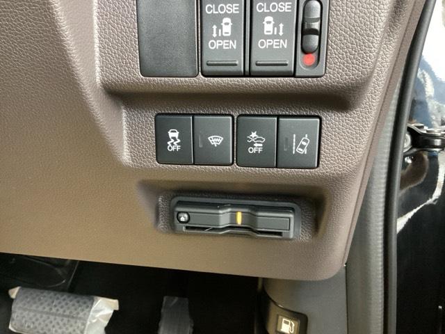 フリード＋ Ｇ　純正ナビ　フルセグ　リアカメラ　衝突被害軽減システム　ウォークスルー　シ－トヒ－タ－　盗難防止装置　アイドリングストップ　両側パワースライドドア　ＬＥＤヘッド　Ｒカメ　ＥＳＣ　エアバック　ＥＴＣ車載器（17枚目）