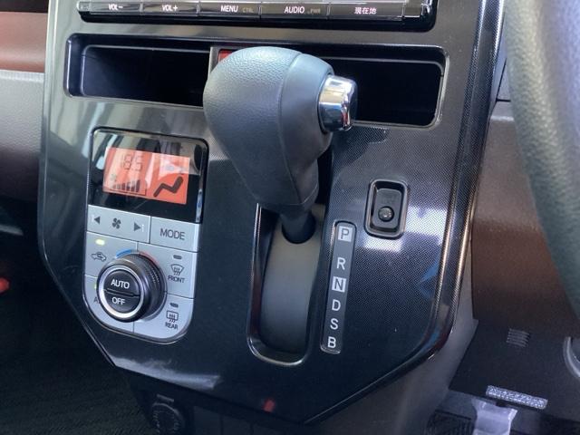 自然に手が届き、操作性の良いインパネシフトに、パーキングブレーキは、フットブレーキタイプなので、運転席と助手席の間はすっきりしています。