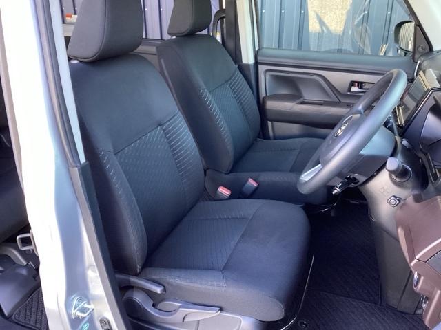 フロントはゆったり座れるセパレートシートです。