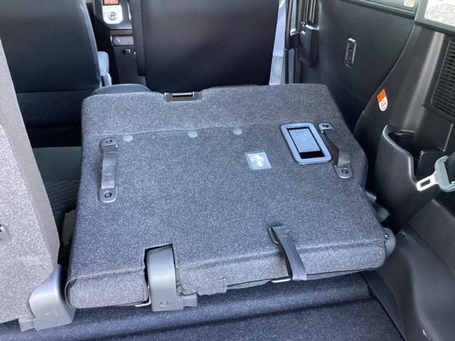 リアシートは簡単に倒すことができるので、ラゲッジルームも広がります。