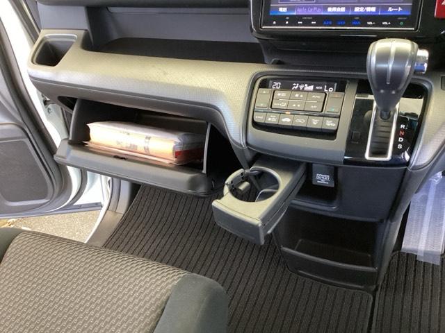 ステップワゴンスパーダ スパーダホンダセンシング 純正メモリーナビ 両側電動スライドドア 盗難防止 助手席エアバッグ Wパワスラ 記録簿有 地デジ サイドエアバッグ LEDライト 横滑り防止システム オートエアコン リアカメラ ナビ&TV 三列シート(42枚目)