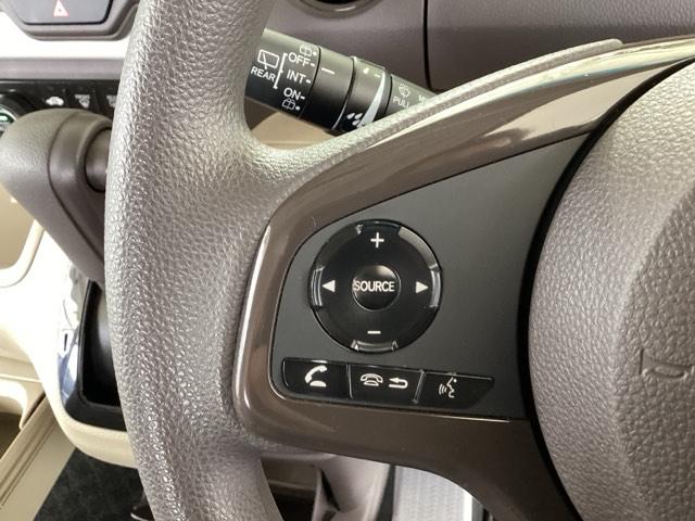 �X�e�A�����O���葤�ɃI�[�f�B�I�֘A�̃R���g���[���X�C�b�`��z�u���Ă��܂��B���쎞�͎�������炷���ƂȂ��^�]�ɏW���ł��܂��B