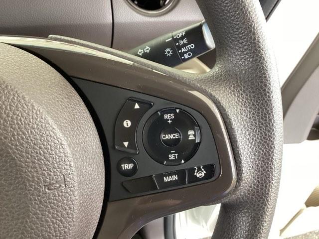 �X�e�A�����O�z�C�[���̉E�����N���[�Y�R���g���[���X�C�b�`�ł��B�A�N�Z���y�_���𓥂܂��Ɉ�葖�s���o����̂ŁA�������H�ł̑��s���O�b�Ɖ��K�ɂȂ�܂��B