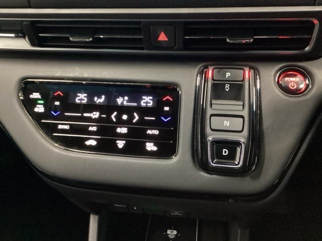 オデッセイハイブリッド ｅ：ＨＥＶアブソルート・ＥＸブラックエディション　ＨｏｎｄａＣＯＮＮＥＣＴ対応純正メモリーナビ　ハンズフリーパワーテールゲート　バックモニター　マルチビューモニター　ＶＳＡ　サイドエアバック　フルオートエアコン　フルセグテレビ　レーダーブレーキ（13枚目）