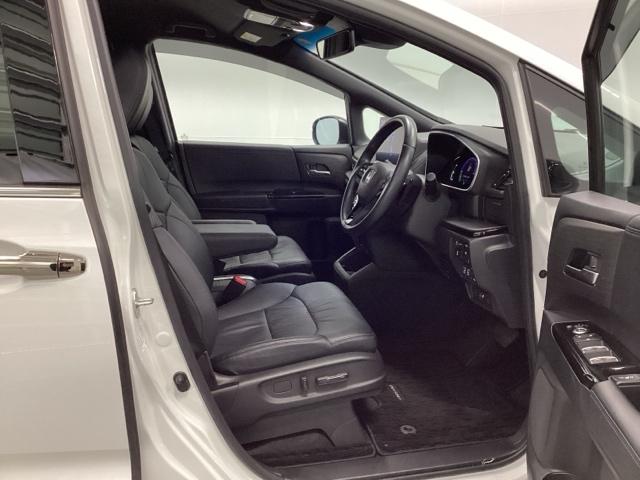 オデッセイハイブリッド ｅ：ＨＥＶアブソルート・ＥＸブラックエディション　ＨｏｎｄａＣＯＮＮＥＣＴ対応純正メモリーナビ　ハンズフリーパワーテールゲート　バックモニター　マルチビューモニター　ＶＳＡ　サイドエアバック　フルオートエアコン　フルセグテレビ　レーダーブレーキ（16枚目）