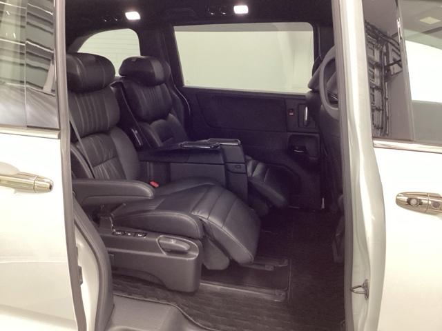 オデッセイハイブリッド ｅ：ＨＥＶアブソルート・ＥＸブラックエディション　ＨｏｎｄａＣＯＮＮＥＣＴ対応純正メモリーナビ　ハンズフリーパワーテールゲート　バックモニター　マルチビューモニター　ＶＳＡ　サイドエアバック　フルオートエアコン　フルセグテレビ　レーダーブレーキ（17枚目）