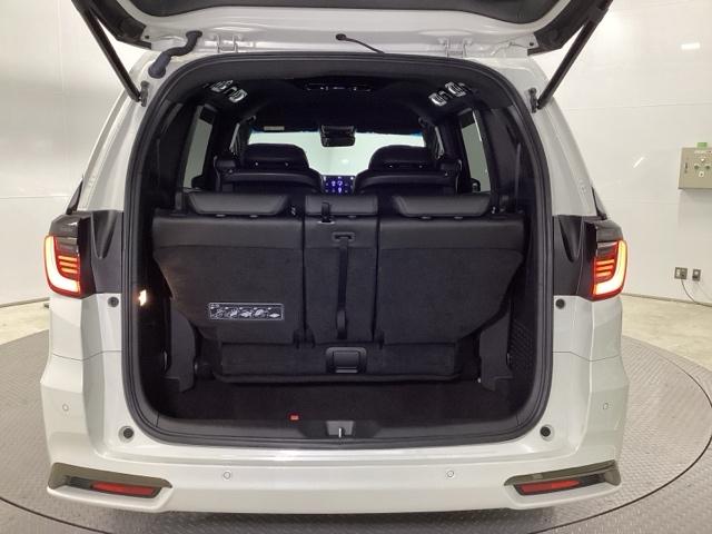 オデッセイハイブリッド ｅ：ＨＥＶアブソルート・ＥＸブラックエディション　ＨｏｎｄａＣＯＮＮＥＣＴ対応純正メモリーナビ　ハンズフリーパワーテールゲート　バックモニター　マルチビューモニター　ＶＳＡ　サイドエアバック　フルオートエアコン　フルセグテレビ　レーダーブレーキ（19枚目）