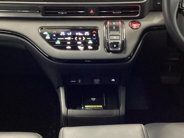 オデッセイハイブリッド ｅ：ＨＥＶアブソルート・ＥＸブラックエディション　ＨｏｎｄａＣＯＮＮＥＣＴ対応純正メモリーナビ　ハンズフリーパワーテールゲート　バックモニター　マルチビューモニター　ＶＳＡ　サイドエアバック　フルオートエアコン　フルセグテレビ　レーダーブレーキ（25枚目）