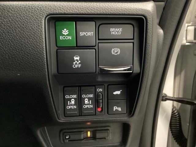 オデッセイハイブリッド ｅ：ＨＥＶアブソルート・ＥＸブラックエディション　ＨｏｎｄａＣＯＮＮＥＣＴ対応純正メモリーナビ　ハンズフリーパワーテールゲート　バックモニター　マルチビューモニター　ＶＳＡ　サイドエアバック　フルオートエアコン　フルセグテレビ　レーダーブレーキ（28枚目）