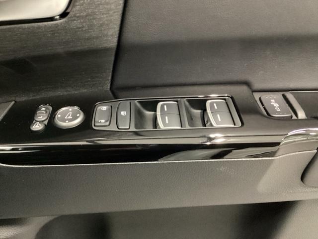 オデッセイハイブリッド ｅ：ＨＥＶアブソルート・ＥＸブラックエディション　ＨｏｎｄａＣＯＮＮＥＣＴ対応純正メモリーナビ　ハンズフリーパワーテールゲート　バックモニター　マルチビューモニター　ＶＳＡ　サイドエアバック　フルオートエアコン　フルセグテレビ　レーダーブレーキ（29枚目）