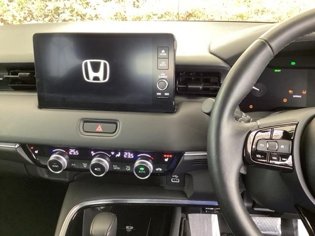 ヴェゼル ｅ：ＨＥＶＺ　純正メモリーナビ　ドラレコ　リアカメラ　衝突回避支援ブレーキ機能　スマキ　Ｐトランク　フルオートエアコン　Ｄレコ　エアバッグ　両席エアバック　Ｒカメ　記録簿付　パワーウィンドウ　ＬＥＤランプ　ソナー（3枚目）