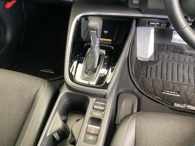 ヴェゼル ｅ：ＨＥＶＺ　純正メモリーナビ　ドラレコ　リアカメラ　衝突回避支援ブレーキ機能　スマキ　Ｐトランク　フルオートエアコン　Ｄレコ　エアバッグ　両席エアバック　Ｒカメ　記録簿付　パワーウィンドウ　ＬＥＤランプ　ソナー（13枚目）