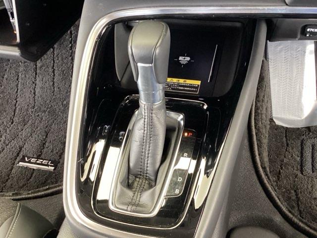 ヴェゼル ｅ：ＨＥＶＺ　純正メモリーナビ　ドラレコ　リアカメラ　衝突回避支援ブレーキ機能　スマキ　Ｐトランク　フルオートエアコン　Ｄレコ　エアバッグ　両席エアバック　Ｒカメ　記録簿付　パワーウィンドウ　ＬＥＤランプ　ソナー（39枚目）