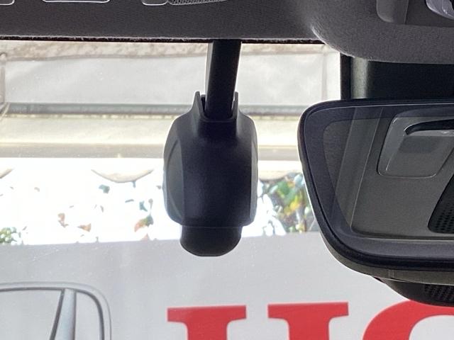 ヴェゼル ｅ：ＨＥＶＺ　純正メモリーナビ　ドラレコ　リアカメラ　衝突回避支援ブレーキ機能　スマキ　Ｐトランク　フルオートエアコン　Ｄレコ　エアバッグ　両席エアバック　Ｒカメ　記録簿付　パワーウィンドウ　ＬＥＤランプ　ソナー（52枚目）