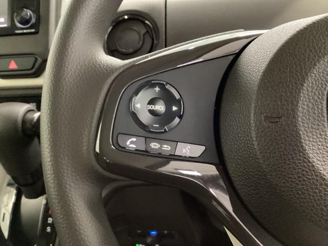 �X�e�A�����O���葤�ɃI�[�f�B�I�֘A�̃R���g���[���X�C�b�`��z�u���Ă��܂��B���쎞�͎�������炷���ƂȂ��^�]�ɏW���ł��܂��B