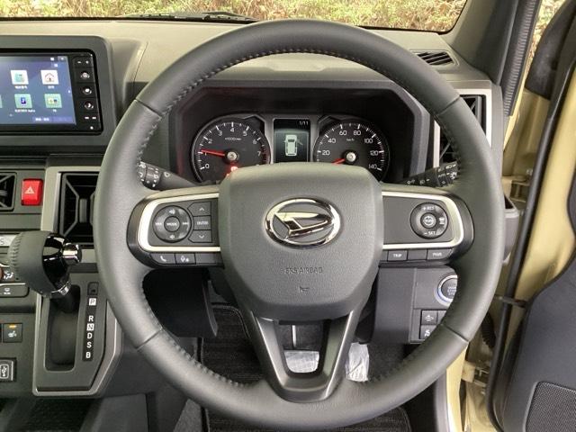 �{�v�n���h���̉E���ɂ���{�^���������N���[�Y�R���g���[���ł��B�A�N�Z���y�_���𓥂܂��ɐݒ葬�x���L�[�v�B�������H�ł̃h���C�u�����N�ɁB�܂��A���ɃI�[�f�B�I�����R���X�C�b�`������܂��B