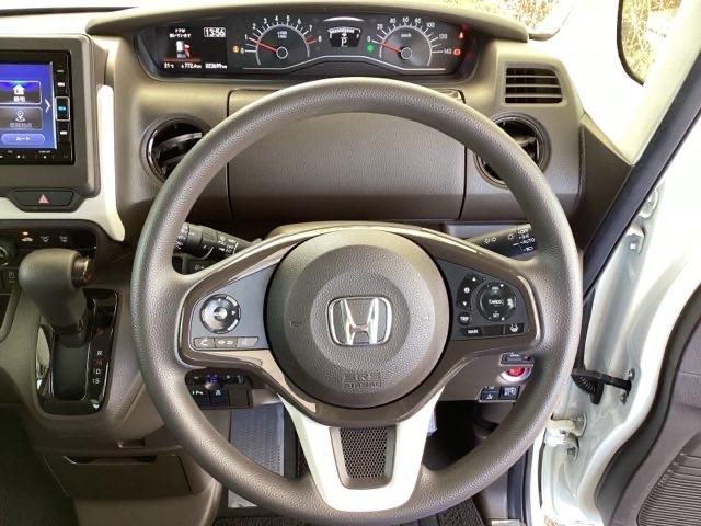 �n���h���̉E���ɂ���{�^���������N���[�Y�R���g���[���ł��B�A�N�Z���y�_���𓥂܂��ɐݒ葬�x���L�[�v�B�������H�ł̃h���C�u�����N�ɁB�܂��A���ɃI�[�f�B�I�����R���X�C�b�`������܂��B