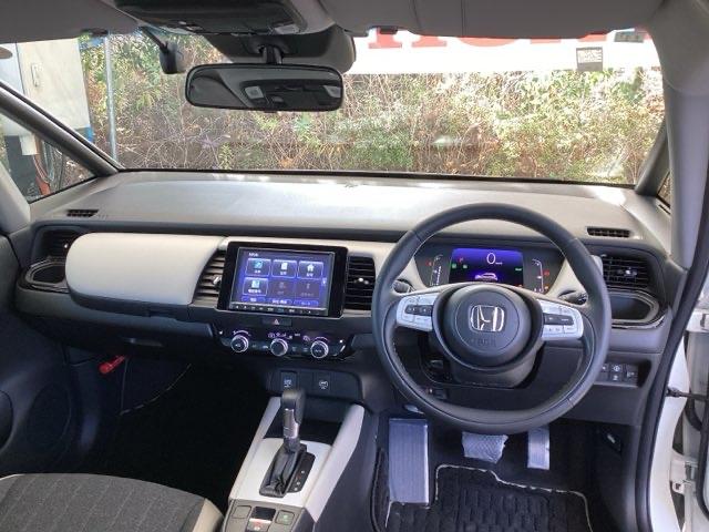 フィット ｅ：ＨＥＶホーム２０周年特別仕様車メゾン　純正メモリーナビ　ドラレコ　リアカメラ　誤発信抑制　Ｐセンサー　Ｒカメ　フルセグ　ＥＴＣ　ＡＢＳ　シートヒーター　オートクルーズコントロール　横滑り防止装置　サイドカーテンエアバック　ＬＥＤ　イモビ（2枚目）