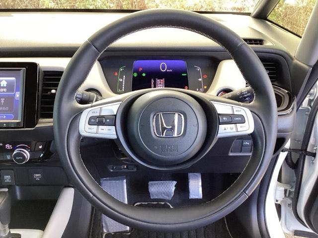 フィット ｅ：ＨＥＶホーム２０周年特別仕様車メゾン　純正メモリーナビ　ドラレコ　リアカメラ　誤発信抑制　Ｐセンサー　Ｒカメ　フルセグ　ＥＴＣ　ＡＢＳ　シートヒーター　オートクルーズコントロール　横滑り防止装置　サイドカーテンエアバック　ＬＥＤ　イモビ（14枚目）