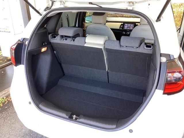 フィット ｅ：ＨＥＶホーム２０周年特別仕様車メゾン　純正メモリーナビ　ドラレコ　リアカメラ　誤発信抑制　Ｐセンサー　Ｒカメ　フルセグ　ＥＴＣ　ＡＢＳ　シートヒーター　オートクルーズコントロール　横滑り防止装置　サイドカーテンエアバック　ＬＥＤ　イモビ（18枚目）