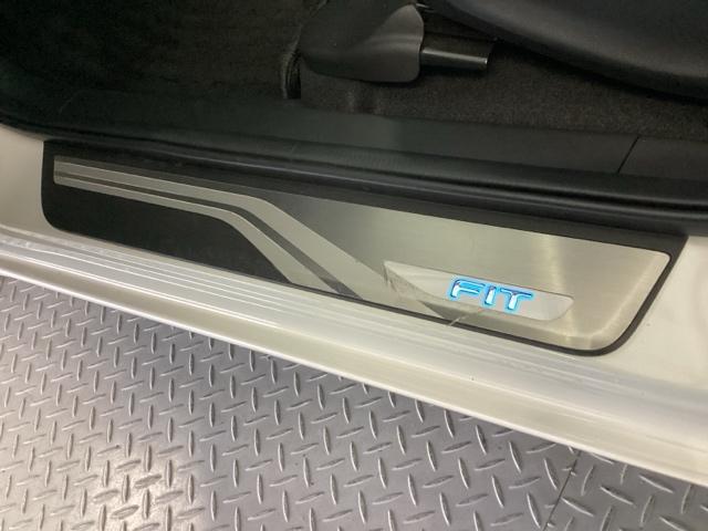 フィット ｅ：ＨＥＶホーム２０周年特別仕様車メゾン　純正メモリーナビ　ドラレコ　リアカメラ　誤発信抑制　Ｐセンサー　Ｒカメ　フルセグ　ＥＴＣ　ＡＢＳ　シートヒーター　オートクルーズコントロール　横滑り防止装置　サイドカーテンエアバック　ＬＥＤ　イモビ（22枚目）