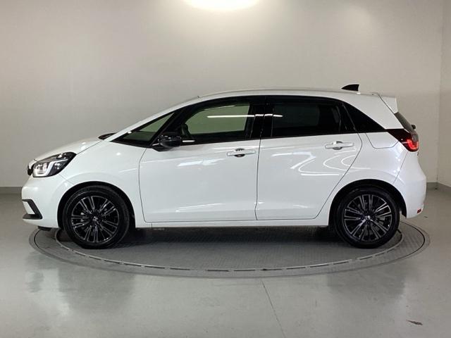 フィット ｅ：ＨＥＶホーム２０周年特別仕様車メゾン　純正メモリーナビ　ドラレコ　リアカメラ　誤発信抑制　Ｐセンサー　Ｒカメ　フルセグ　ＥＴＣ　ＡＢＳ　シートヒーター　オートクルーズコントロール　横滑り防止装置　サイドカーテンエアバック　ＬＥＤ　イモビ（26枚目）