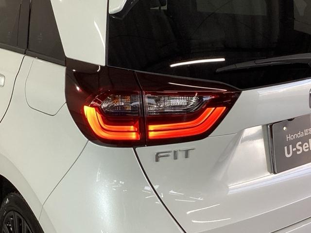 フィット ｅ：ＨＥＶホーム２０周年特別仕様車メゾン　純正メモリーナビ　ドラレコ　リアカメラ　誤発信抑制　Ｐセンサー　Ｒカメ　フルセグ　ＥＴＣ　ＡＢＳ　シートヒーター　オートクルーズコントロール　横滑り防止装置　サイドカーテンエアバック　ＬＥＤ　イモビ（28枚目）