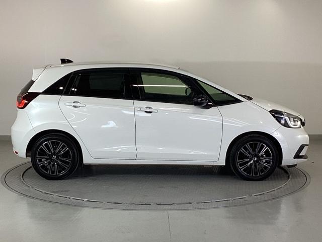 フィット ｅ：ＨＥＶホーム２０周年特別仕様車メゾン　純正メモリーナビ　ドラレコ　リアカメラ　誤発信抑制　Ｐセンサー　Ｒカメ　フルセグ　ＥＴＣ　ＡＢＳ　シートヒーター　オートクルーズコントロール　横滑り防止装置　サイドカーテンエアバック　ＬＥＤ　イモビ（32枚目）