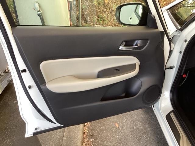 フィット ｅ：ＨＥＶホーム２０周年特別仕様車メゾン　純正メモリーナビ　ドラレコ　リアカメラ　誤発信抑制　Ｐセンサー　Ｒカメ　フルセグ　ＥＴＣ　ＡＢＳ　シートヒーター　オートクルーズコントロール　横滑り防止装置　サイドカーテンエアバック　ＬＥＤ　イモビ（34枚目）