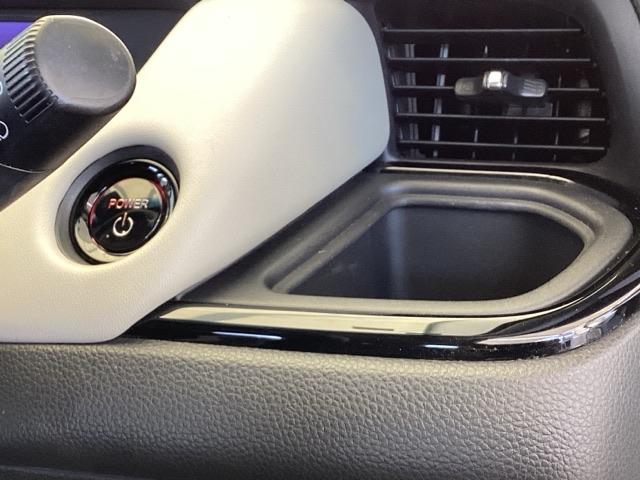 フィット ｅ：ＨＥＶホーム２０周年特別仕様車メゾン　純正メモリーナビ　ドラレコ　リアカメラ　誤発信抑制　Ｐセンサー　Ｒカメ　フルセグ　ＥＴＣ　ＡＢＳ　シートヒーター　オートクルーズコントロール　横滑り防止装置　サイドカーテンエアバック　ＬＥＤ　イモビ（45枚目）